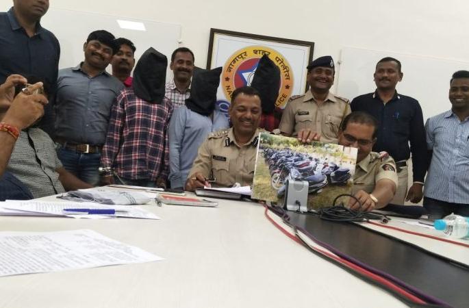 Nagpur police arrested a gang of bikes thieves | नागपुरात दुचाकी चोरट्यांची टोळी पकडली Nagpur police arrested a gang of bikes thieves | नागपुरात दुचाकी चोरट्यांची टोळी पकडली