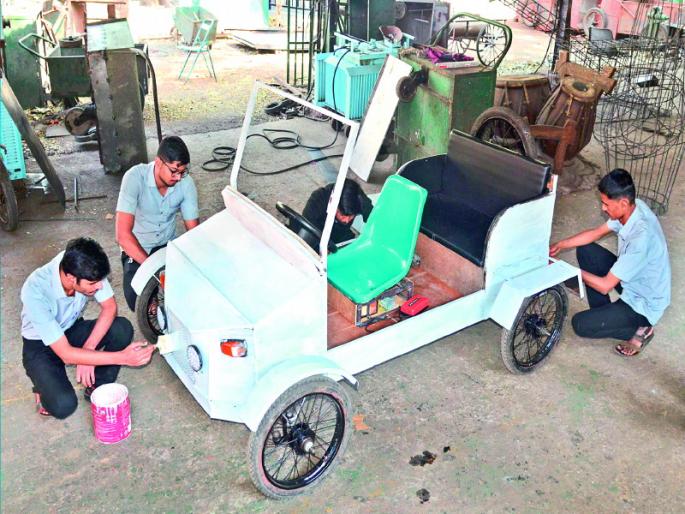 E-Vehicle Madeby student from Waste garbage materials | भंगारात टाकलेल्या वस्तूंपासून विद्यार्थ्यांनी बनवले ई-व्हेईकल E-Vehicle Madeby student from Waste garbage materials | भंगारात टाकलेल्या वस्तूंपासून विद्यार्थ्यांनी बनवले ई-व्हेईकल