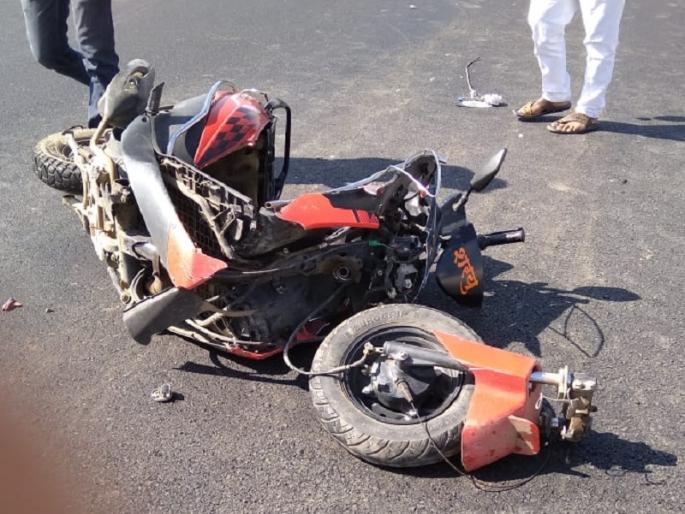 Death of couple in two-wheeler-Jeep accident near Terkheda | तेरखेडाजवळ जीपच्या धडकेत दुचाकीस्वार दाम्पत्यांचा मृत्यू Death of couple in two-wheeler-Jeep accident near Terkheda | तेरखेडाजवळ जीपच्या धडकेत दुचाकीस्वार दाम्पत्यांचा मृत्यू
