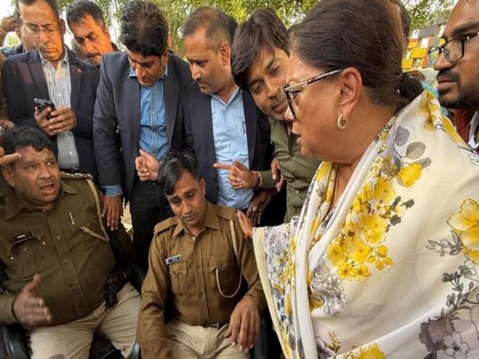 Vehicle in Vasundhara Raje's convoy overturns in Rajasthan; 3 cops injured | माजी मुख्यमंत्री वसुंधरा राजेंच्या ताफ्यातील गाडीला अपघात, चार पोलीस जखमी Vehicle in Vasundhara Raje's convoy overturns in Rajasthan; 3 cops injured | माजी मुख्यमंत्री वसुंधरा राजेंच्या ताफ्यातील गाडीला अपघात, चार पोलीस जखमी