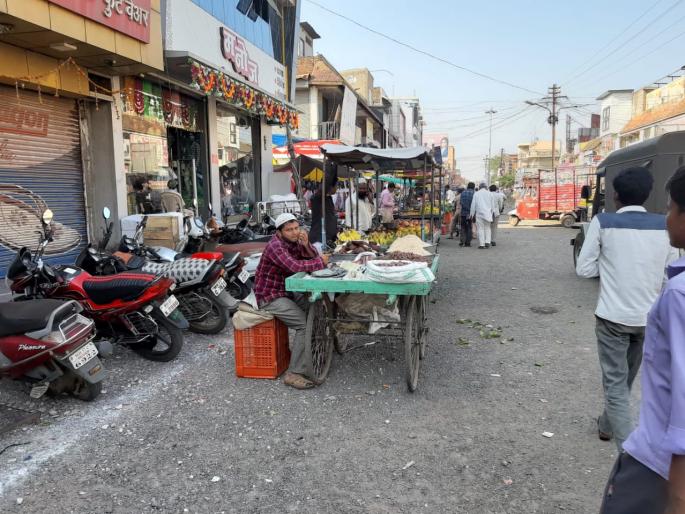 Washim city for traffic branch; The vehicles stand on the road | वाशिम शहर वाहतूक शाखा नावापुरती; चक्क रस्त्यावर उभी राहतात वाहने Washim city for traffic branch; The vehicles stand on the road | वाशिम शहर वाहतूक शाखा नावापुरती; चक्क रस्त्यावर उभी राहतात वाहने