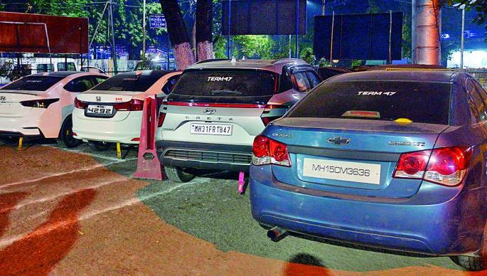 Rich sons' car 'stunt' | हुल्लडबाज धनिकपुत्रांची कारने जीवघेणी स्टंटबाजी Rich sons' car 'stunt' | हुल्लडबाज धनिकपुत्रांची कारने जीवघेणी स्टंटबाजी