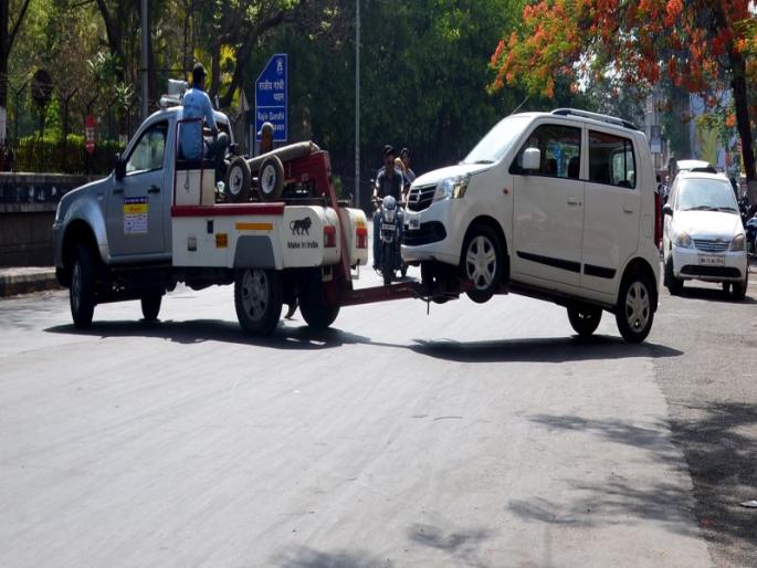Yellow strips 'Lakshmanrekha': Vehicle on MG Road 'Brakes' | पिवळ्या पट्ट्याची ‘लक्ष्मणरेखा’ : एम.जी.रोडवरील वाहनउचलेगिरीला ‘ब्रेक’ Yellow strips 'Lakshmanrekha': Vehicle on MG Road 'Brakes' | पिवळ्या पट्ट्याची ‘लक्ष्मणरेखा’ : एम.जी.रोडवरील वाहनउचलेगिरीला ‘ब्रेक’