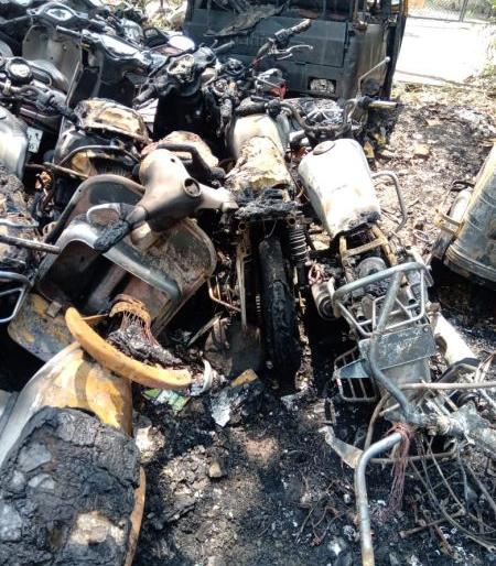 Mysterious fire: 32 vehicles burnt down in Nagpur Ajnani Traffic police Office | रहस्यमय आग : नागपूरच्या अजनी वाहतूक कार्यालयातील ३२ गाड्या जळून खाक Mysterious fire: 32 vehicles burnt down in Nagpur Ajnani Traffic police Office | रहस्यमय आग : नागपूरच्या अजनी वाहतूक कार्यालयातील ३२ गाड्या जळून खाक