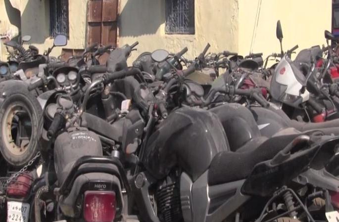 Mira Bhayandar police vehicle seized in lockdown pda | लॉकडाऊनमध्ये मीरा भाईंदर पोलिसांचा वाहन जप्तीचा धडाका Mira Bhayandar police vehicle seized in lockdown pda | लॉकडाऊनमध्ये मीरा भाईंदर पोलिसांचा वाहन जप्तीचा धडाका