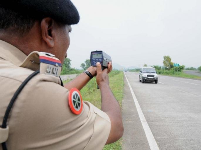 Warne camera in the pocket of the traffic branch police of Solapur city police force | सोलापूर शहर पोलिस दलातील वाहतूक शाखा पोलिसांच्या खिशावर वॉर्न कॅमेरा