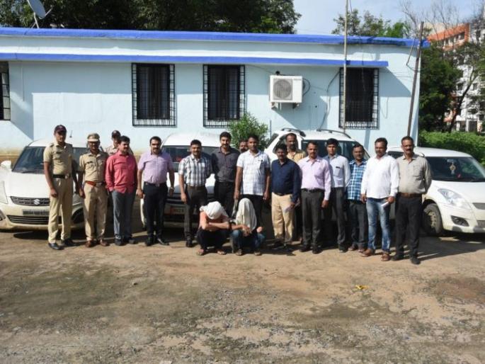 Luxury vehicle thief gangs arrested: Four vehicles seized with Fortuner, SUV | लक्झरी वाहन चोरांची टोळी पोलिसांच्या हाती : फॉर्च्युनर, एसयुव्हीसह चार वाहने जप्त Luxury vehicle thief gangs arrested: Four vehicles seized with Fortuner, SUV | लक्झरी वाहन चोरांची टोळी पोलिसांच्या हाती : फॉर्च्युनर, एसयुव्हीसह चार वाहने जप्त