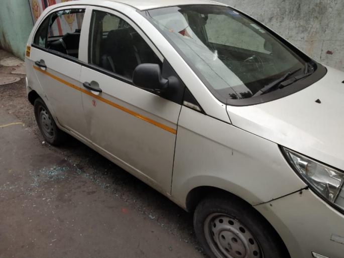 A gang of 4 man break a 15 vehicles in Pune | पुण्यातील आंबिल ओढा झोपडपट्टीत टोळक्याने फोडल्या १५ गाड्या A gang of 4 man break a 15 vehicles in Pune | पुण्यातील आंबिल ओढा झोपडपट्टीत टोळक्याने फोडल्या १५ गाड्या