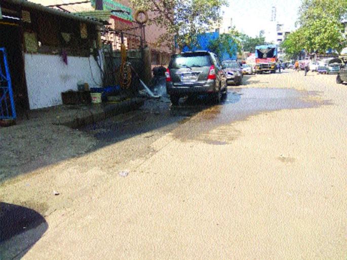 Vehicle Service Center Accepts Footpath | वाहन सर्व्हिस सेंटरने पदपथ काबीज