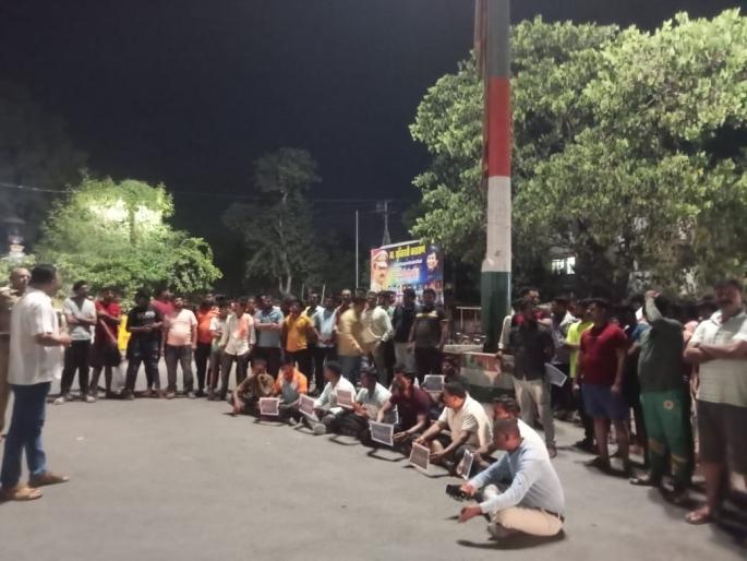 Community members united to protest against the lathis on the Maratha agitators | मराठा आंदोलनकर्त्यांवरील लाठीहल्ल्याच्या निषेधार्थ समाज बांधव एकवटले Community members united to protest against the lathis on the Maratha agitators | मराठा आंदोलनकर्त्यांवरील लाठीहल्ल्याच्या निषेधार्थ समाज बांधव एकवटले