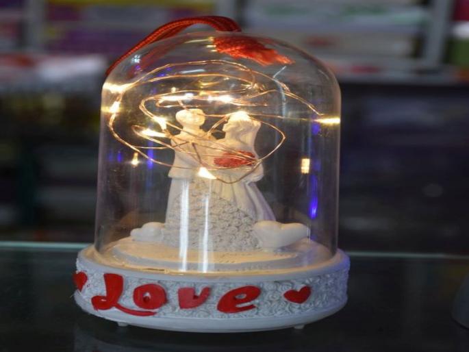 Sajla Bazar on 'Valentine's Day' in Nandurbar | नंदुरबारात ‘व्हॅलेंटाईन डे’निमित्त सजला बाजार Sajla Bazar on 'Valentine's Day' in Nandurbar | नंदुरबारात ‘व्हॅलेंटाईन डे’निमित्त सजला बाजार