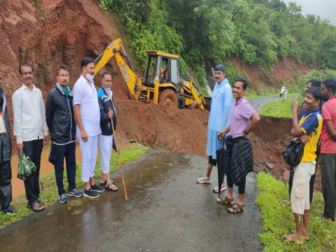 Migration of Karnavadi villagers on the border of Pune district | पुणे जिल्ह्याच्या सीमेवर असलेल्या कर्नवडी ग्रामस्थांचे अखेर स्थलांतर Migration of Karnavadi villagers on the border of Pune district | पुणे जिल्ह्याच्या सीमेवर असलेल्या कर्नवडी ग्रामस्थांचे अखेर स्थलांतर
