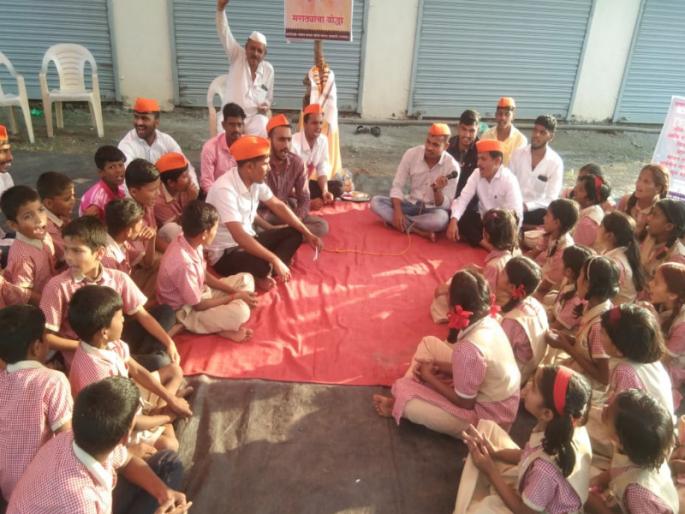 In Velhe taluka school students are also on hunger strike along with Maratha brothers | वेल्हे तालुक्यात मराठा बांधवांसोबत शालेय विद्यार्थीही उपोषणात In Velhe taluka school students are also on hunger strike along with Maratha brothers | वेल्हे तालुक्यात मराठा बांधवांसोबत शालेय विद्यार्थीही उपोषणात