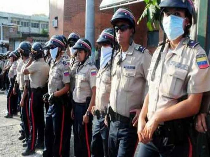 Venezuela prisons riot 37 inmates killed in | व्हेनेझुएला: पोलीस आणि कैंद्यांमध्ये तुंबळ हाणामारी, 37 कैद्यांचा मृत्यू तर 14 पोलीस जखमी Venezuela prisons riot 37 inmates killed in | व्हेनेझुएला: पोलीस आणि कैंद्यांमध्ये तुंबळ हाणामारी, 37 कैद्यांचा मृत्यू तर 14 पोलीस जखमी