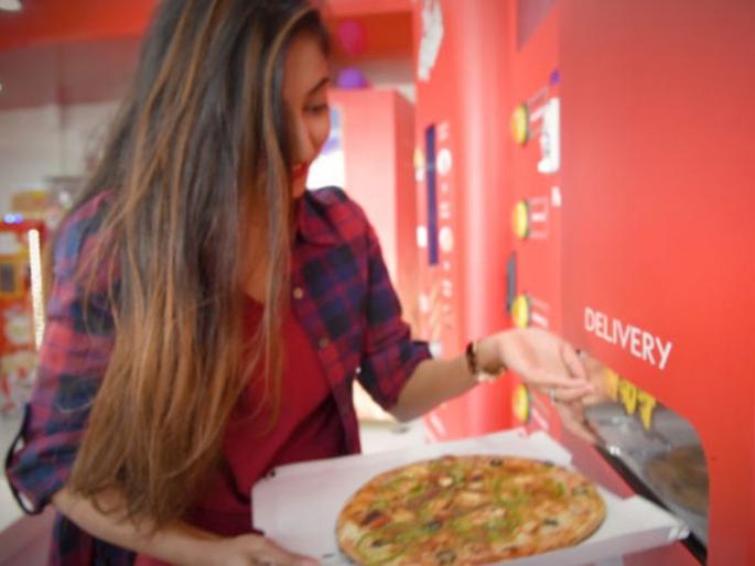 first pizza vending machine in mumbai | मुंबईतील या हॉटेलमध्ये मिळतोय वेंन्डिग मशीनमधून स्वादिष्ट पिझ्झा first pizza vending machine in mumbai | मुंबईतील या हॉटेलमध्ये मिळतोय वेंन्डिग मशीनमधून स्वादिष्ट पिझ्झा