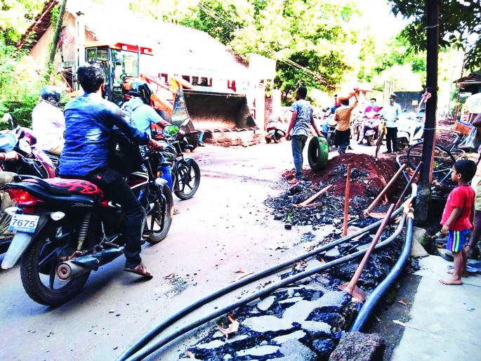 Underground power line work started in Vengurla city | वेंगुर्ला शहरात भूमिगत वीजवाहिनी काम सुरू Underground power line work started in Vengurla city | वेंगुर्ला शहरात भूमिगत वीजवाहिनी काम सुरू