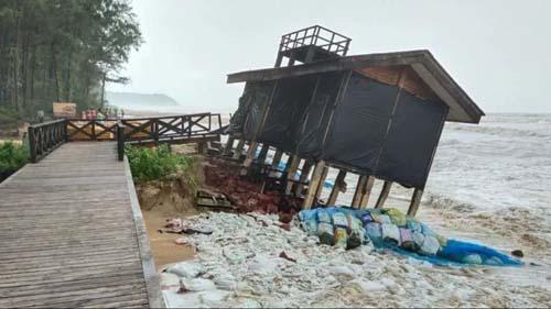 The waves damaged the Wood House at Sagareshwar, to one side | लाटांमुळे सागरेश्वर येथील वुड हाऊसचे नुकसान,एका बाजूने खचले The waves damaged the Wood House at Sagareshwar, to one side | लाटांमुळे सागरेश्वर येथील वुड हाऊसचे नुकसान,एका बाजूने खचले