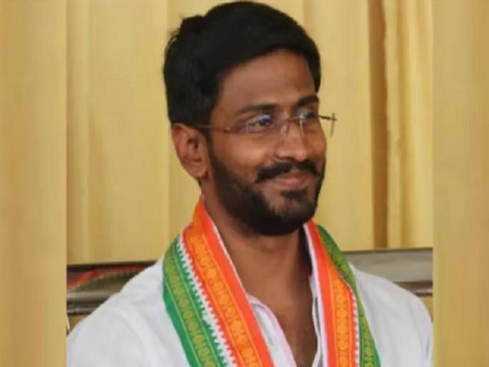 Congress leader who protested against KCR using a donkey, arrested for stealing it  | गाढवावर फोटो लावून नेत्यानं साजरा केला मुख्यमंत्र्यांचा वाढदिवस; आता स्वतःच गाढव चोरीच्या आरोपात अडकले