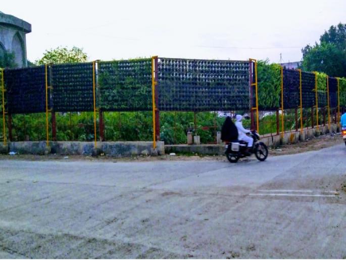 Two more vertical gardens completed in Aurangabad; Fountains will also be started at various squares | औरंगाबादेतील आणखी दोन व्हर्टिकल गार्डनचे काम पूर्ण; विविध चौकात कारंजेही होणार सुरु Two more vertical gardens completed in Aurangabad; Fountains will also be started at various squares | औरंगाबादेतील आणखी दोन व्हर्टिकल गार्डनचे काम पूर्ण; विविध चौकात कारंजेही होणार सुरु