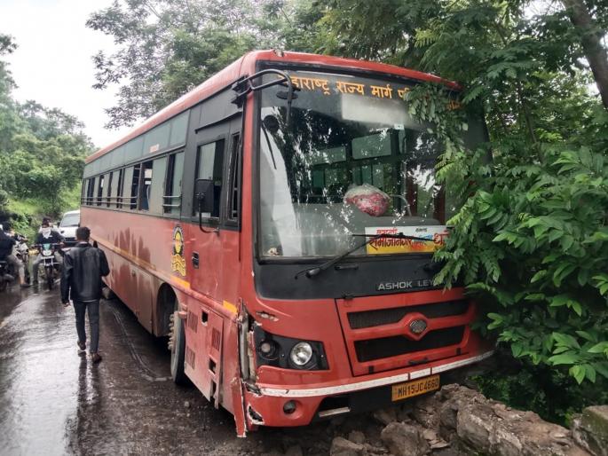 Tempo hits ST Bus in Ellora Ghat; Due to protective wall, Drivers skill disaster was averted, 40 passengers were saved | वेरूळ घाटात बसला टेम्पोची धडक; चालकाच्या प्रसंगावधानाने ४० प्रवासी बचावले Tempo hits ST Bus in Ellora Ghat; Due to protective wall, Drivers skill disaster was averted, 40 passengers were saved | वेरूळ घाटात बसला टेम्पोची धडक; चालकाच्या प्रसंगावधानाने ४० प्रवासी बचावले