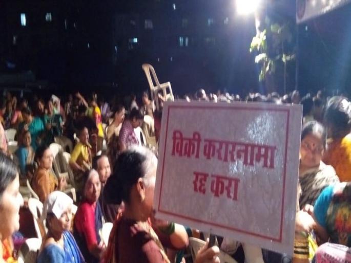 Fisherman female aggressor to protect Wesawa Fisheries Co-operative Society | वेसावा कोळी सहकारी सर्वोदय सोसायटीची जागा बचावसाठी कोळी महिला आक्रमक Fisherman female aggressor to protect Wesawa Fisheries Co-operative Society | वेसावा कोळी सहकारी सर्वोदय सोसायटीची जागा बचावसाठी कोळी महिला आक्रमक