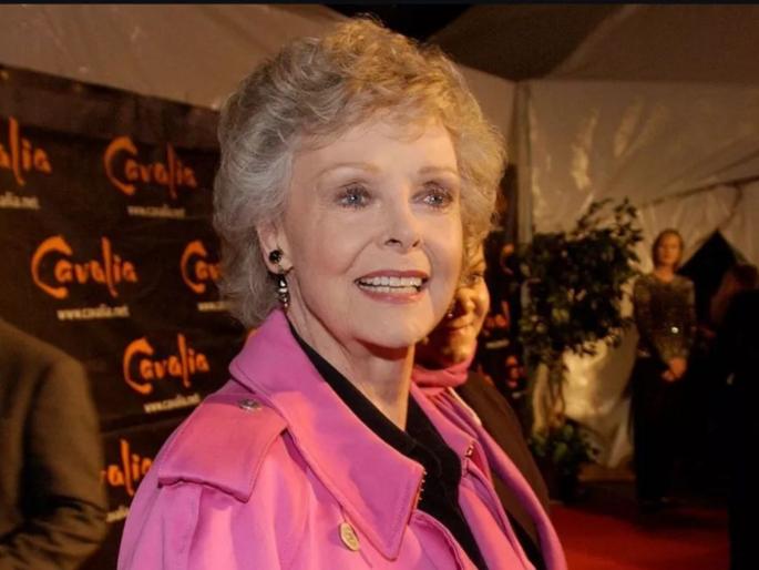 veteran actress june lockhart death at the age of 100 hollywood actress | सिनेसृष्टीवर शोककळा, वयाच्या १०० व्या वर्षी ज्येष्ठ अभिनेत्रीने घेतला अखेरचा श्वास veteran actress june lockhart death at the age of 100 hollywood actress | सिनेसृष्टीवर शोककळा, वयाच्या १०० व्या वर्षी ज्येष्ठ अभिनेत्रीने घेतला अखेरचा श्वास