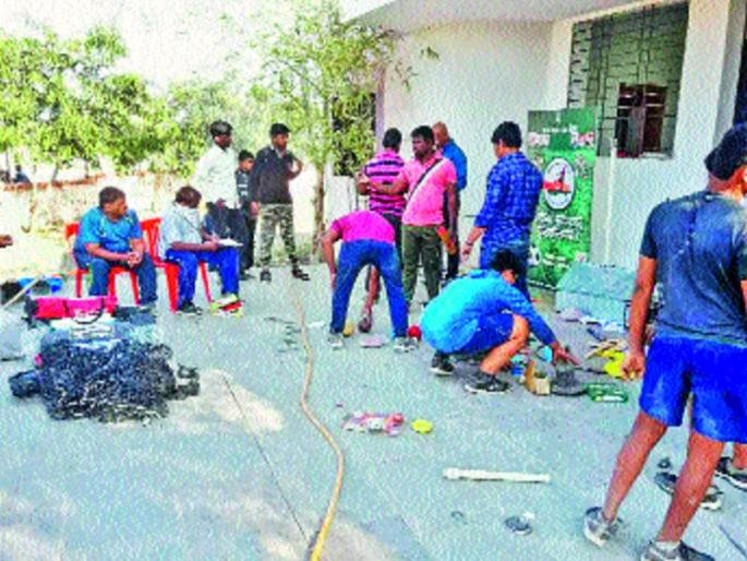 Cleanliness of Indapur Sports Complex by District Sports Officer | जिल्हा क्रीडा अधिकाऱ्याकडून इंदापूर क्रीडा संकुलाची स्वच्छता Cleanliness of Indapur Sports Complex by District Sports Officer | जिल्हा क्रीडा अधिकाऱ्याकडून इंदापूर क्रीडा संकुलाची स्वच्छता