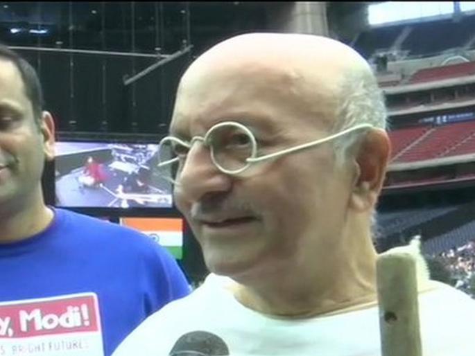 Howdy Modi: 'Modi' came under Gandhi's costume; Modi and Gandhi are same but... | Howdy Modi: गांधींच्या वेशात 'मोदी' आले; मोदी आणि गांधींची अशी तुलना करून गेले Howdy Modi: 'Modi' came under Gandhi's costume; Modi and Gandhi are same but... | Howdy Modi: गांधींच्या वेशात 'मोदी' आले; मोदी आणि गांधींची अशी तुलना करून गेले