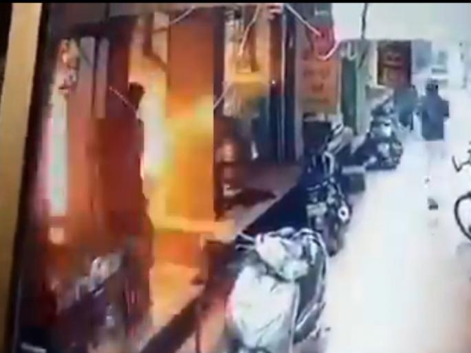 Suspicion of relationship with wife; Attempt to burn jeweler alive in UP | पत्नीशी नाजूक संबंधांची शंका; सोनाराला जिवंत जाळण्याचा प्रयत्न Suspicion of relationship with wife; Attempt to burn jeweler alive in UP | पत्नीशी नाजूक संबंधांची शंका; सोनाराला जिवंत जाळण्याचा प्रयत्न