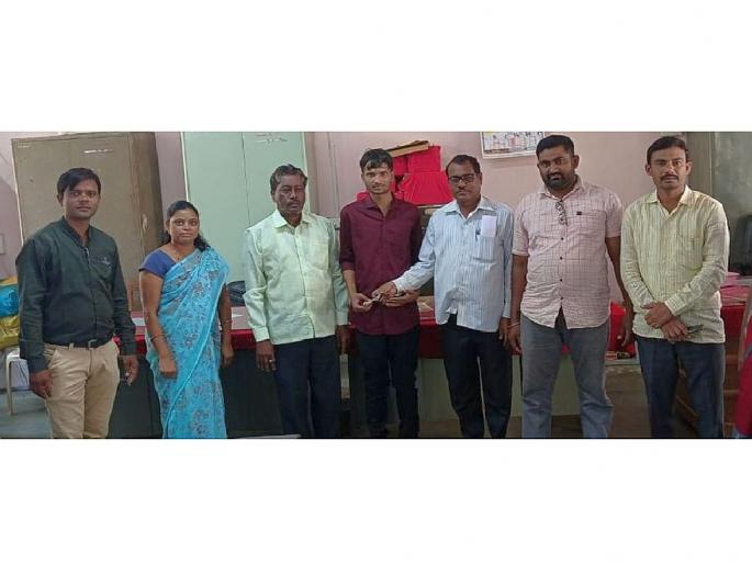 ZP student qualified IIT, but needed money to join college ZP teachers helped him by collecting funds | गुवाहाटीचे विमान खुणावतेय.. पण तिकिटाचे पैसेच नाही! गरीब विद्यार्थ्यांसाठी शिक्षक आले धावून ZP student qualified IIT, but needed money to join college ZP teachers helped him by collecting funds | गुवाहाटीचे विमान खुणावतेय.. पण तिकिटाचे पैसेच नाही! गरीब विद्यार्थ्यांसाठी शिक्षक आले धावून