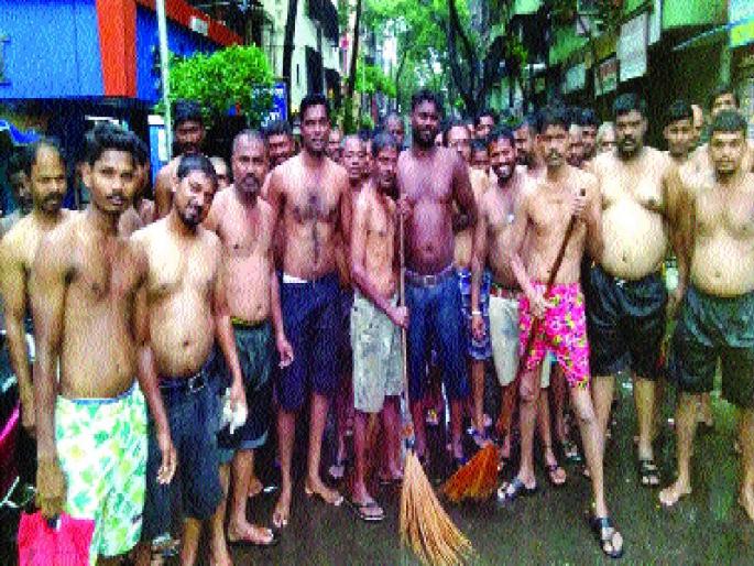 Movement of the workers in the semi-naked | सफाई कामगारांचे अर्धनग्न अवस्थेत आंदोलन Movement of the workers in the semi-naked | सफाई कामगारांचे अर्धनग्न अवस्थेत आंदोलन