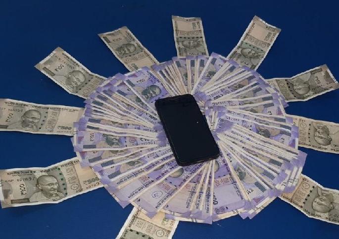 Raid on a mobile betting den three arrested | मोबाईल सट्टा अड्ड्यावर पोलिसांचा छापा, तीन आरोपी अटकेत Raid on a mobile betting den three arrested | मोबाईल सट्टा अड्ड्यावर पोलिसांचा छापा, तीन आरोपी अटकेत