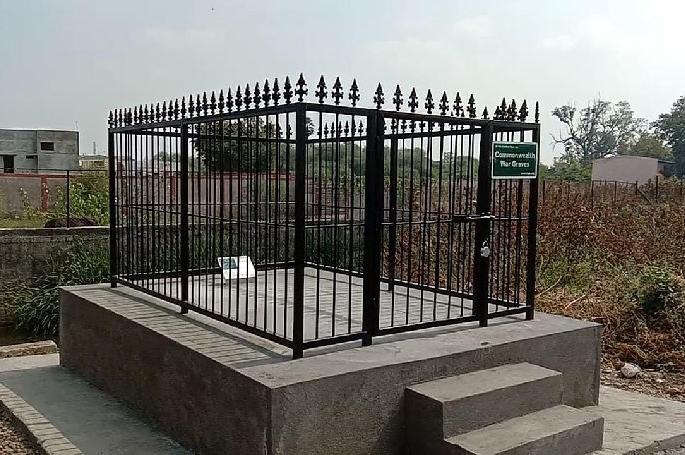 The walls of the tomb of a British soldier were stolen | ब्रिटिश सैनिकाच्या समाधीला बांधलेले कठडे गेले चोरीला