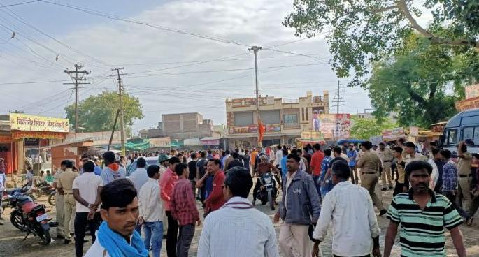 Bharat Bandh: violence in western varhada | पश्चिम वऱ्हाडात भारत बंदला गालबोट; पातूरमध्ये सौम्य लाठीचार्ज : रिसोड, कारंजात दुकानांवर दगडफेक!