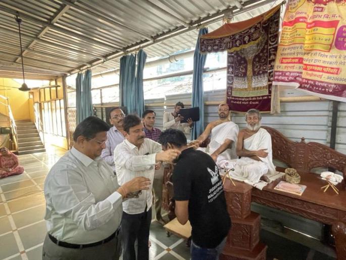 BJP MLA Atul Bhatkalkar praises the workers who saved the newborn baby | नवजात अर्भकाला वाचवणाऱ्या कार्यकर्त्यांचा अतुल भातखळकारांकडून गौरव BJP MLA Atul Bhatkalkar praises the workers who saved the newborn baby | नवजात अर्भकाला वाचवणाऱ्या कार्यकर्त्यांचा अतुल भातखळकारांकडून गौरव