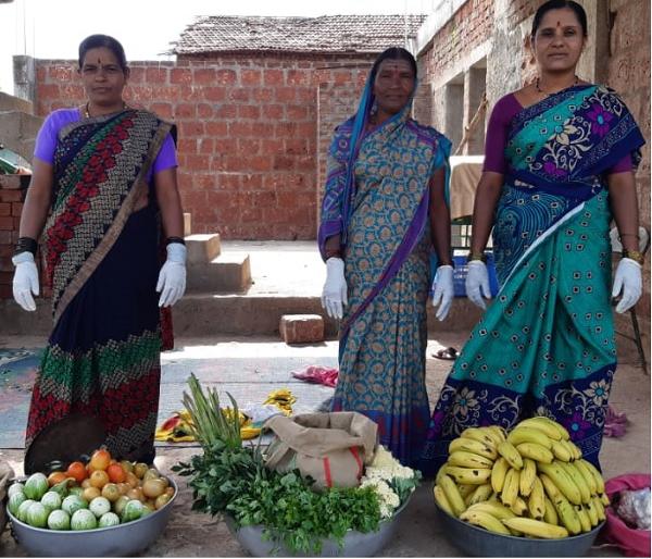 Take vegetables .. fresh fresh vegetables ..! | भाजी घ्या भाजी..ताजी ताजी भाजी..! लॉकडाऊनमध्ये लाखाची उलाढाल Take vegetables .. fresh fresh vegetables ..! | भाजी घ्या भाजी..ताजी ताजी भाजी..! लॉकडाऊनमध्ये लाखाची उलाढाल