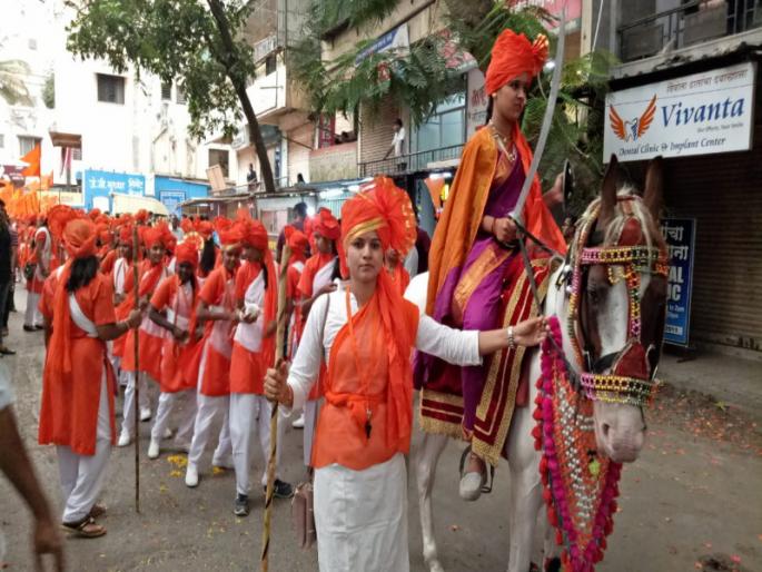 swords, air rifle in shobhayatra of Vishwa Hindu Parishad;crime filed against 250 worker | विश्व हिंदू परिषदेच्या शोभा यात्रेत एअर रायफल, तलवारी : वरिष्ठ पदाधिकाऱ्यांसह २५० जणांवर गुन्हा swords, air rifle in shobhayatra of Vishwa Hindu Parishad;crime filed against 250 worker | विश्व हिंदू परिषदेच्या शोभा यात्रेत एअर रायफल, तलवारी : वरिष्ठ पदाधिकाऱ्यांसह २५० जणांवर गुन्हा
