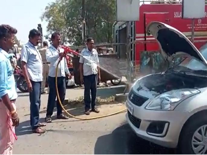 A life-threatening crisis to family members after gas leakage car in solapur, a major disaster was averted due to the traffic police | कारमधील कुटुंबीयांवर जीवघेणं संकट, ट्रॅफिक पोलिसांमुळे मोठा अनर्थ टळला A life-threatening crisis to family members after gas leakage car in solapur, a major disaster was averted due to the traffic police | कारमधील कुटुंबीयांवर जीवघेणं संकट, ट्रॅफिक पोलिसांमुळे मोठा अनर्थ टळला