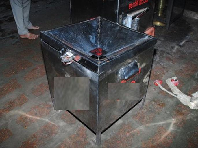 Charity box thief jailed from footprints; The theft was done in the temple of Devi | पायांच्या ठशांवरून दानपेटी चोर जेरबंद; देवीच्या मंदिरामध्ये केली होती चोरी