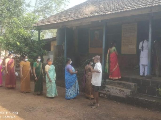 Queues of voters in Vaibhavwadi taluka! | वैभववाडी तालुक्यात मतदारांच्या रांगाच रांगा ! Queues of voters in Vaibhavwadi taluka! | वैभववाडी तालुक्यात मतदारांच्या रांगाच रांगा !