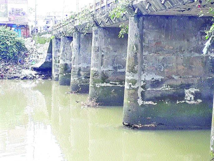 Vichumbe bridges is dangerous for transportation | विचुंबे पूल वाहतुकीसाठी धोकादायक, दोन्ही बाजूचा रस्ता खचला Vichumbe bridges is dangerous for transportation | विचुंबे पूल वाहतुकीसाठी धोकादायक, दोन्ही बाजूचा रस्ता खचला