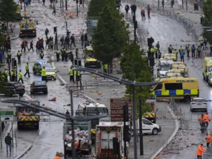 Video car hits crowd at liverpool premier leagu victory parade suspect arrested | Video - लिव्हरपूलमधील फुटबॉल व्हिक्टरी परेडमध्ये घुसली कार; लोकांना चिरडलं, ५० जण जखमी Video car hits crowd at liverpool premier leagu victory parade suspect arrested | Video - लिव्हरपूलमधील फुटबॉल व्हिक्टरी परेडमध्ये घुसली कार; लोकांना चिरडलं, ५० जण जखमी