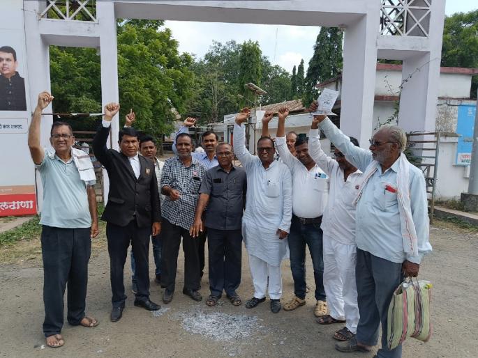 Vidarbha activists protested in Buldhana by fire the Nagpur agreement  | विदर्भवाद्यांकडून बुलढाण्यात नागपूर कराराची होळी, मेहकरमध्येही आंदोलन Vidarbha activists protested in Buldhana by fire the Nagpur agreement  | विदर्भवाद्यांकडून बुलढाण्यात नागपूर कराराची होळी, मेहकरमध्येही आंदोलन