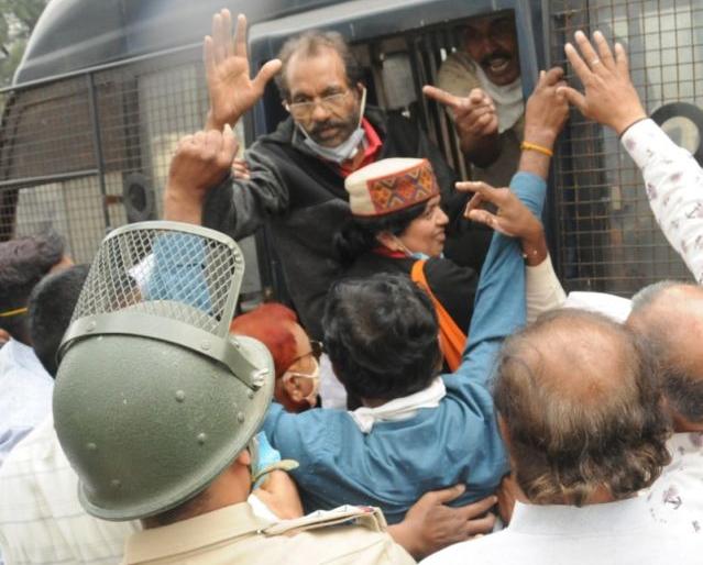 Use of mild force by police on Vidarbha activists | विदर्भवाद्यांच्या मोर्चावर पोलिसांकडून सौम्य बळाचा वापर