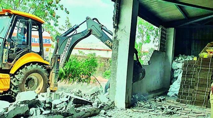 The illegal construction of a liquor company in Nagpur was demolished | नागपुरातील दारु कंपनीचे अवैध बांधकाम तोडले