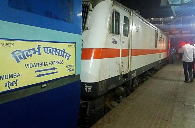 Vidarbha Express departed from Nagpur instead of Gondia | विदर्भ एक्स्प्रेस गोंदियाऐवजी नागपुरातून रवाना