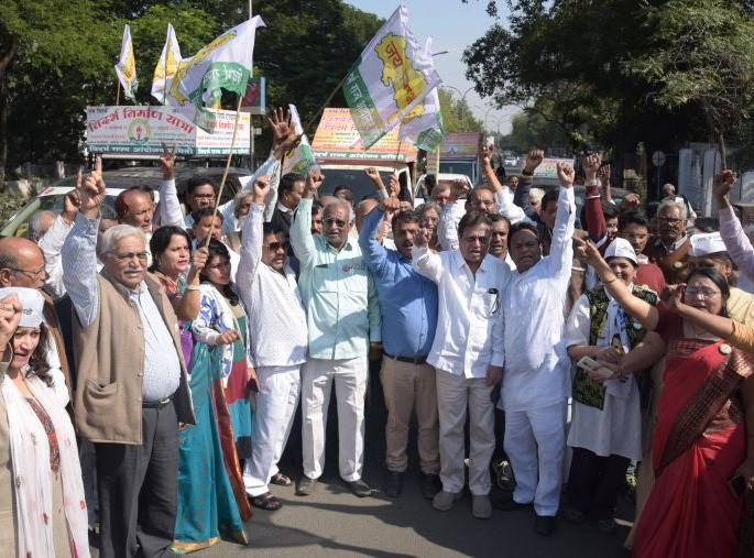 Strong alternatives to the people of Vidarbha in the coming elections: Adv. Shrihari Anne | येणाऱ्या निवडणुकीत विदर्भातील जनतेपुढे सशक्त पर्याय : अॅड. श्रीहरी अणे Strong alternatives to the people of Vidarbha in the coming elections: Adv. Shrihari Anne | येणाऱ्या निवडणुकीत विदर्भातील जनतेपुढे सशक्त पर्याय : अॅड. श्रीहरी अणे