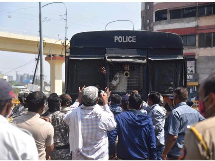 Vidarbha activists' 'Horn Bajao' agitation was stopped by the police | विदर्भवाद्यांचे ‘हॉर्न बजाओ’ आंदोलन पोलिसांनी रोखले Vidarbha activists' 'Horn Bajao' agitation was stopped by the police | विदर्भवाद्यांचे ‘हॉर्न बजाओ’ आंदोलन पोलिसांनी रोखले