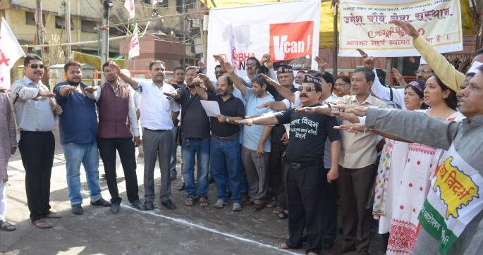 Maharashtra Day: Vidarbhawadi observed black day, Shiv Sena distributed Gulab | महाराष्ट्र दिन : विदर्भवाद्यांनी पाळला काळा दिन, शिवसेनेने वाटले गुलाब Maharashtra Day: Vidarbhawadi observed black day, Shiv Sena distributed Gulab | महाराष्ट्र दिन : विदर्भवाद्यांनी पाळला काळा दिन, शिवसेनेने वाटले गुलाब