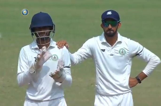 Pulwama attack: Vidarbha, Rest of India players mourn martyred soldiers, wear black armbands during Irani Cup | इराणी चषक : शेष भारत व विदर्भ संघाच्या खेळाडूंनी नोंदवला पुलवामा हल्ल्याचा निषेध 